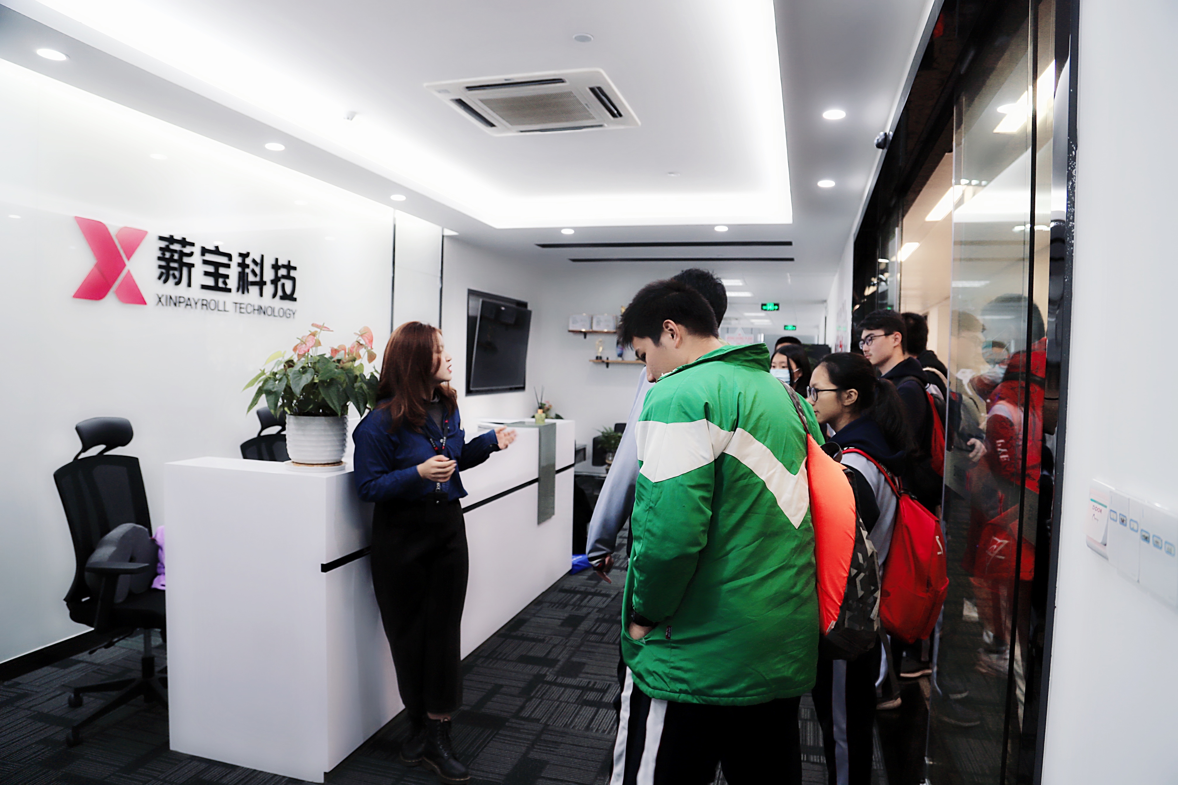 薪宝科技 新闻 番禺区仲元中学学生走访薪宝科技 参与职业体验课